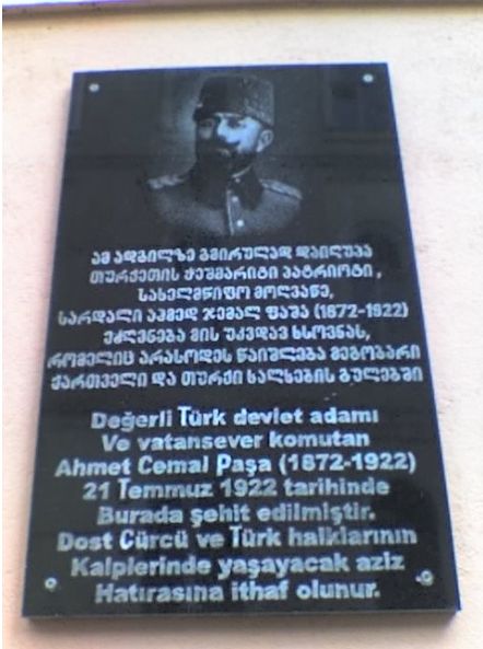 Tbilissi: Inschrift der Gedenktafel