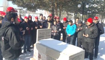 Die Grabstätte des “Märtyrers” Cemal in Erzurum wird von Gruppen aus dem ganzen Land rege besucht.