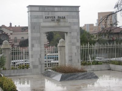 Die Grabstätte Enver Paschas wurde 1996 erreichtet. In Istanbul wird sie auch der " Heiligenschrein Enver Paschas" genannt (türk.: Enver Paşa Türbesi).