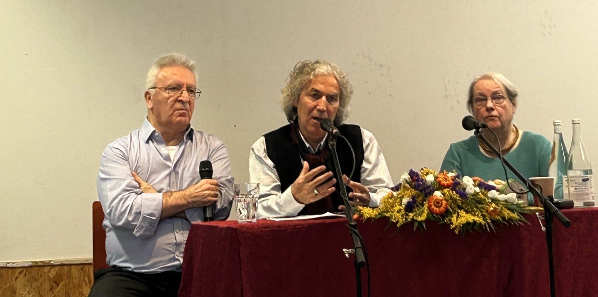 Kazim Gündogan (MItte) mit Josef Gürkan (links) und Tessa Hofmann (Moderation)