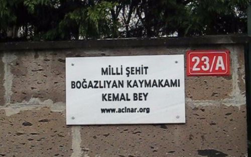 Unser nationaler Märtyrer Kemal Bey, Landrat r von Boğazlıyan Kemal Bey schrie vom Galgen aus: „Man hängt mich, um fremden Staaten einen Gefallen zu tun. Verdammt sei eine solche Gerechtigkeit!“