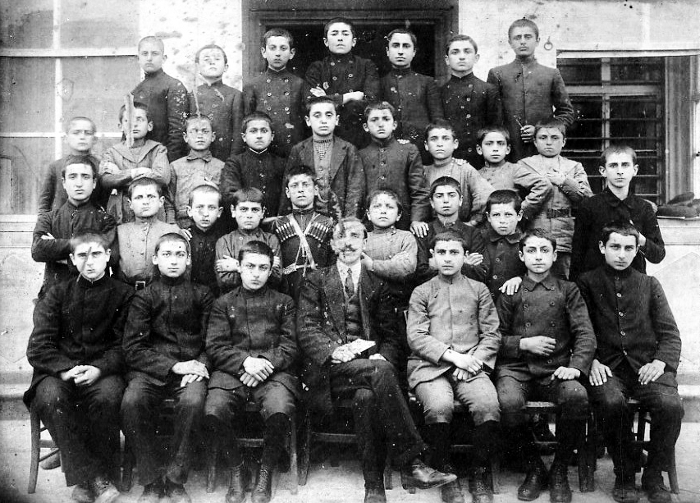 Pontos 1915: Schüler an der griechischen Schule des Hl. Vassilis, Trapesunta (Trabzon) - (Ref-Nr. img001a)