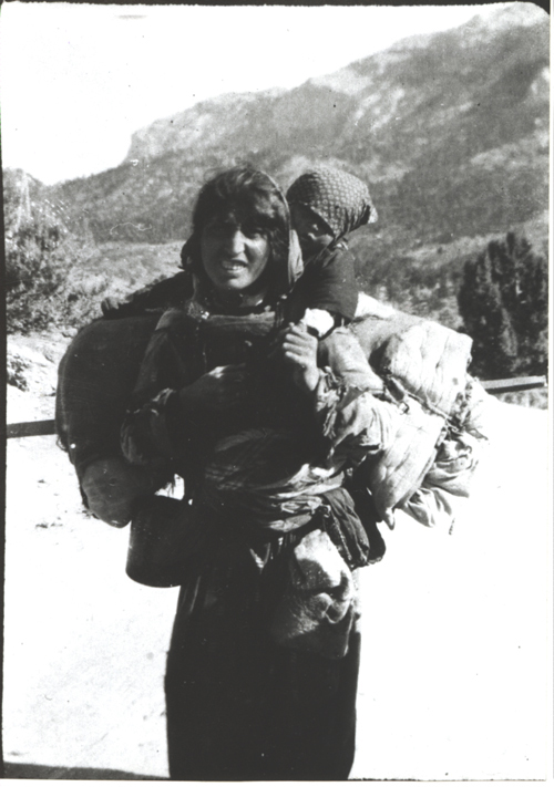 Armenische Deportierte mit Kind und Gepäck - (Ref-Nr. img035)