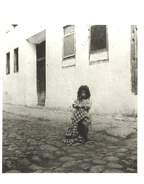 Armenisches Kind am Ende eines Deportiertenkonvois - (Ref-Nr. img038)