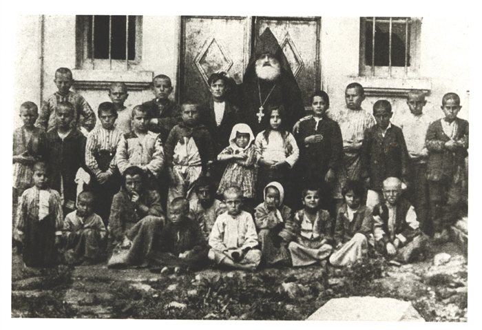 Waisen mit einem armenisch-apostolischen Geistlichen - (Ref-Nr. img074)