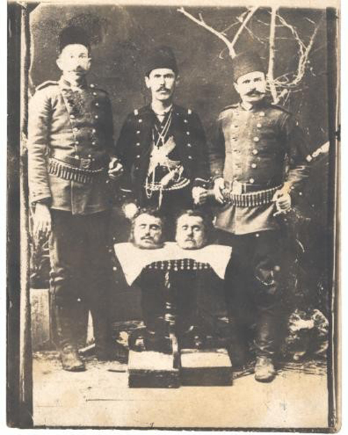 Erzincan: Mörder posieren mit den Köpfen ihrer Opfer (Bischof Smbat Saatetjan (links) und das Oberhaupt der evangelischen Armenier). - (Ref-Nr. img080)