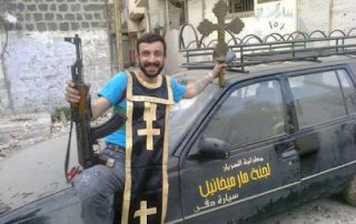 Ein Kämpfer gegen das Assad-Regime posiert mit Kreuz und Priestergewand vor einer geplünderten Kirche in der Stadt Homs